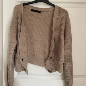 Kofta - Beige kofta från Vero Moda i strl xs, använd väldigt lite