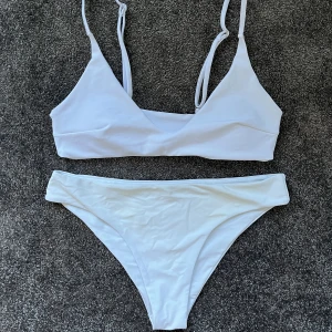 Vit bikinisett  - Super fin vitt bikinisett. Använt endast en gång. Köparen står för frakten💕💕