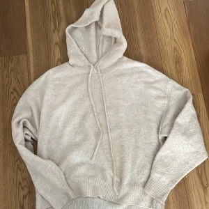 Stickad hoodie  - Stickad hoodie från Lindex den liknar en sån från soft goat. Den är beige och i st xs 