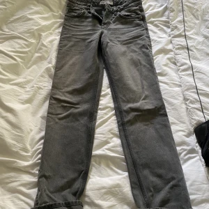 Zara jeans - Gråa zara jeans🫶🏼. Köpta begagnade men ej använda. Något långa på mig som är 164 (strl 34) därför uppvikt kant. (Köpta för 500 kr) 🫶🏼