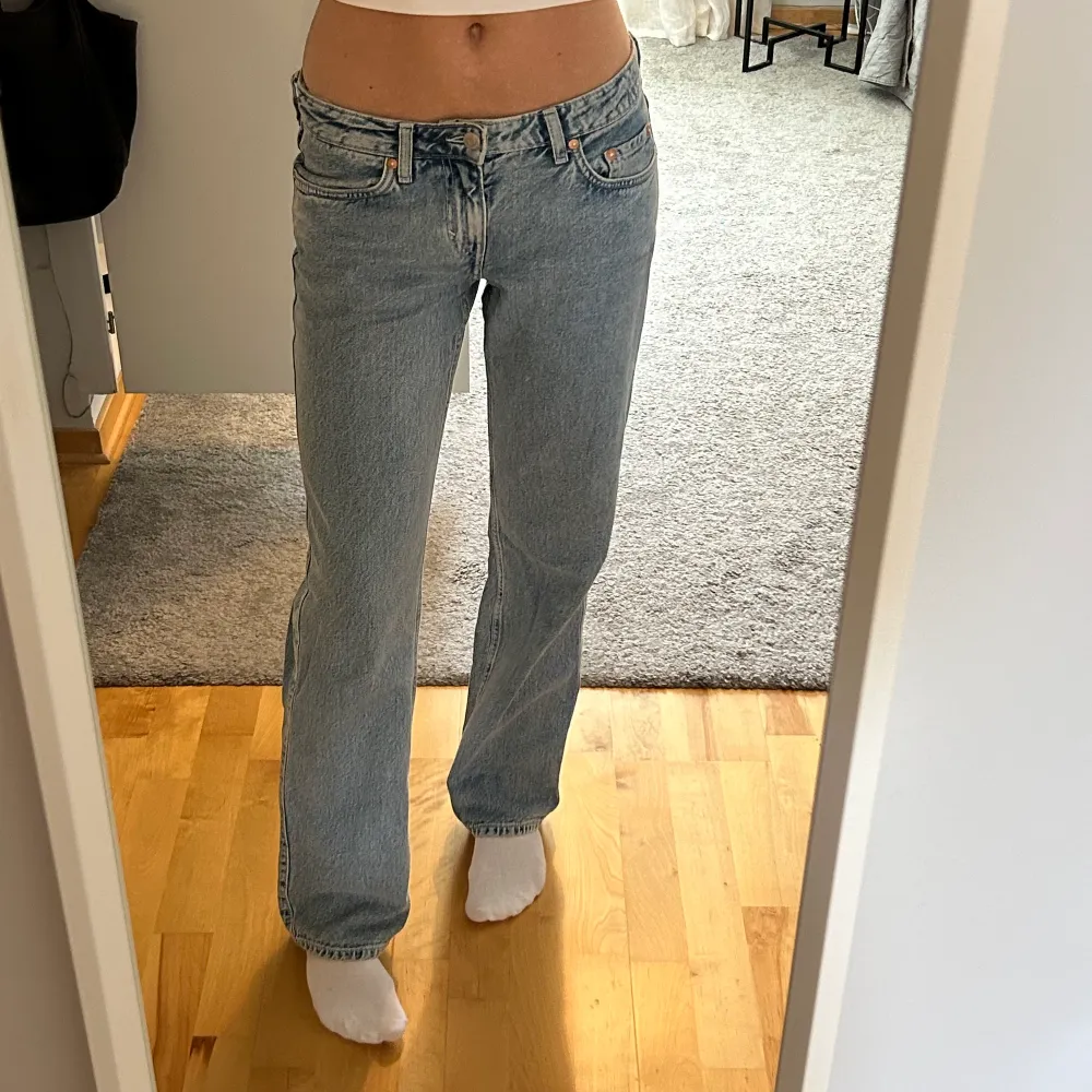 Trendiga jeans från weekday i storlek 26/32. Varsamt använda, vill helst bli av med!. Jeans & Byxor.