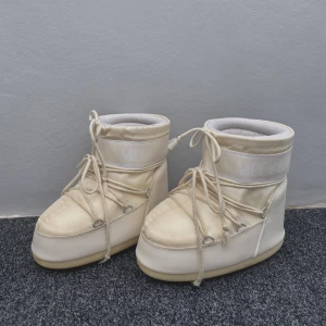 Moon boots - Säljer mina vita/cream moon boots som jag köpte förra året⭐️ hör av dig för frågor! priset kan diskuteras❤️