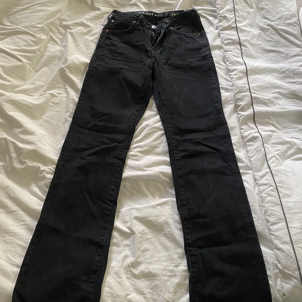 Svarta bik bok jeans Längd 32 och storlek 25  Lite långa på mig som är 164 cm så därför uppvikt kant.  (Nypris när jag köpte dom 600). Jeans & Byxor.