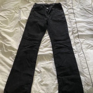 Bik bok jeans - Svarta bik bok jeans Längd 32 och storlek 25  Lite långa på mig som är 164 cm så därför uppvikt kant.  (Nypris när jag köpte dom 600)