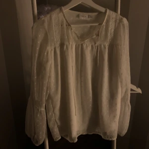 Vit blus  - Jättefin blus i bra skick knappt använd passar S/M.