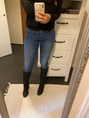 Ljusblåa levi jeans W26 - Fina jeans från levi i strl 26, passar jättebra med höga stövlar som på bilden. Säljer flera Levi jeans så kolla gärna min profil!