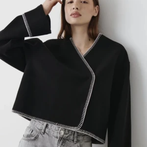 Gina Tricot jacka  - Super snygg Gina jacka använd max 5 gånger i storlek medium. Säljer för att den inte kommer till användning 💗