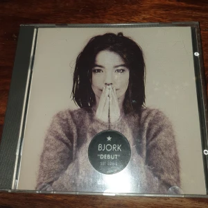 Björk cd  - Björk debut cd, obs omslaget har ganska mycket repor!! Skivan spelar felfritt😊