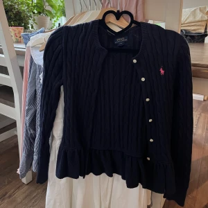Ralph Lauren kofta - Finstickad kofta från Ralph Lauren som endast är använd 1 gång!❤️ Storleken är 12 years old, men passar mig som är XS!✨💞 Skriv DM för fler bilder och frågor❤️❤️