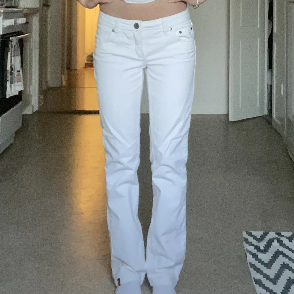 Säljer de här low-waisted, bootcut esprit-jeansen pga ingen användning. Midjemåttet rakt över är 35cm, innebenslängden är 73cm❤️. Farkut & Housut.