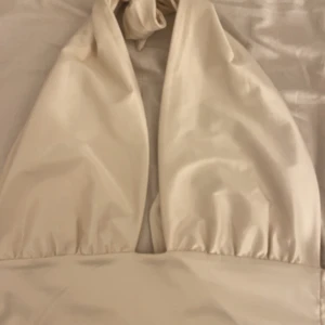 Beige topp  - Säljer denna beiga toppen som ä öppen i  ryggen, aldrig använd, (nytt skick), 150kr, storlek m men sitter även som en S, finns i Borås men kan skickas mot fraktkostnad.