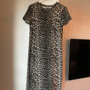 Leopard mönstrad långklänning i svart, brun & beige.  - Använd klänning, köpt från NA-KD.  Jag är 1,60 och klänningen går en bit ner över knäna. Klänningen är rak i modellen. 