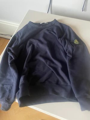 Stone island  - Köpt på nk Göteborg  Säljer den för jag har växt ur den  Mitt pris 499kr ny pris 1599 kr Den är mycket använd  Skick 6/10
