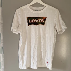 Levi’s t-shirt  - En jättefin T-shirt i superbra skick. Skick 10/10 och i storlek 176.