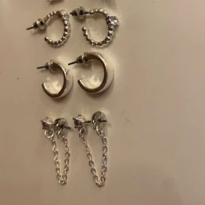Fina smycken  - Säljer dem här engengjorda örhängena som är perfekt till sommaren och ändats 21 kr st💓🌻💍