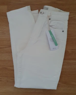 *NYA* Vita comfy mom jeans, stl 34 - Ett par snygga, offwhite "Comfy mom"-jeans från Gina Tricot, stl 34 - helt NYA, med tags!