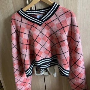 Topp - Rosa stickad topp med mönster. Knappast använd.