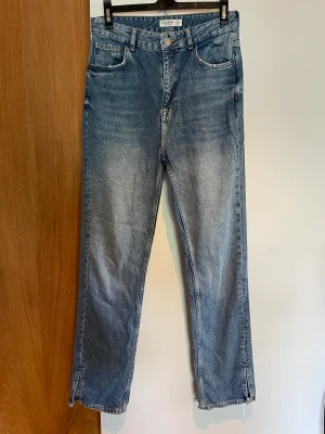 Jeans pull and bear. - Jeans med slit i båda ändar av fötterna. 