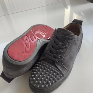Louboutins skor gråaa  - Hej säljer ett par Louboutins i ett fint skick de har inga skador och de är väldigt fräscha de kommer tvättade och rena!