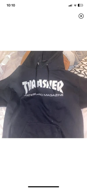 TRASHER HOODIE - Jätteskön hoodie