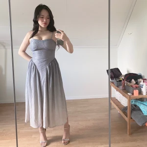 Blå long glittrig klänning S - Lång glittrig klänning med pads och dragkedja i bak. Nästintill oanvänd, bara provad och påtagen för bilder. Storlek:S Byst:80cm Midja:64cm Längd: 116cm, Storlek kan ha 1-3CM fel manuell mätning ⚠️Tyget är inte stretchigt alls så var noggran med mått⚠️