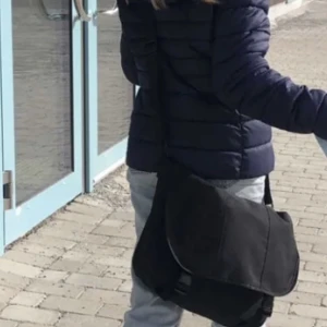 Axelremsväska - Säljer denna väskan som är köpt på Zalando för ca ett halv år sedan. Köpt för ca 300kr som är slutsold på Zalando. Den är väldigt rymlig och får platts med mycket. Den har 4 olika fack. Fin och bra till exempel skolan. 🫶🏼