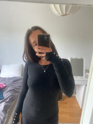 Zara tröja   - Super skön mörkgrå tröja med guldiga detaljer på ärmarna. Är lite nopprig på här och där men annars är det inget fel på tröjan