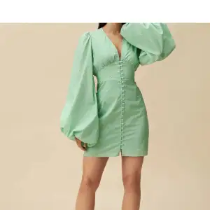 Säljer min fina adooreklänning som inte längre finns att köpa på hemsidan. Kort klänning i strl 36 med balongärmar. Den är en i en fin grön färg med gula små blommor. Endast använd en gång💐