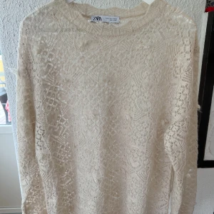 Stickad  - Stickad tröja från Zara, endast testad. Ganska lång i modellen. Storlek M  Pris 80kr