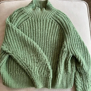 Stickad  - Stickad från H&M, använd men i gott skick! Storlek L men passar även S/M.  Pris 80kr