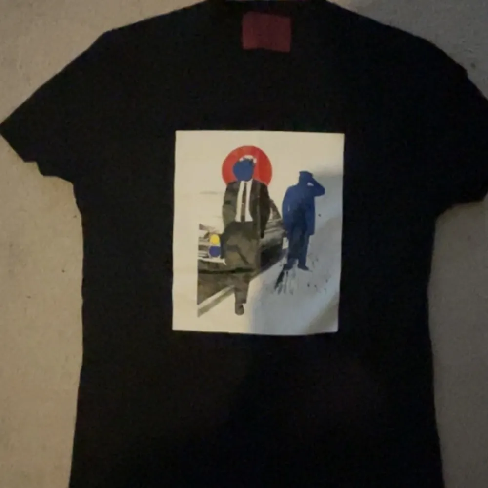 Limitato T-shirt i storlek m som är i gott skick. Köpt på hemsidan för cirka två år sedan men inte använts mycket sedan dess. Box tillkommer. Pris kan diskuteras!. T-shirts.
