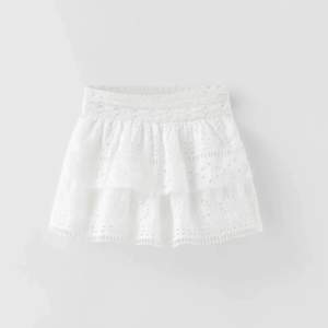 Säljer denna eftertraktade kjol ifrån zara💘 den är i jättefint skick och använd ett fåtal gånger! Kjolen är i storlek 164 men skulle säga att de är som en xs! Kjolen har även inbyggda shorts💓