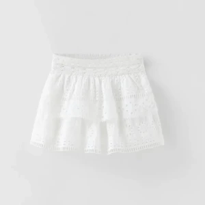 Zara kjol🤍 - Säljer denna eftertraktade kjol ifrån zara💘 den är i jättefint skick och använd ett fåtal gånger! Kjolen är i storlek 164 men skulle säga att de är som en xs! Kjolen har även inbyggda shorts💓