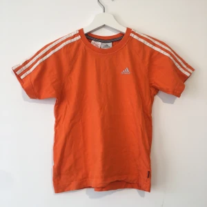 Adidas t-shirts  - Köpt secondhand. Vintage i Madrid 
