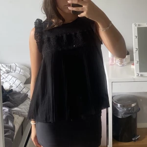 Svart zara blus  - Jätte söt blus från zara som har lite mönster uppe vid kragen. Priset kan diskuteras🥰💕