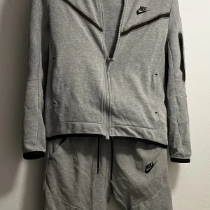 Nike Tech tröja och byxa  Jr str M 137-147 - Byxa och tröja jr str M  Sälja samlad för 200kr