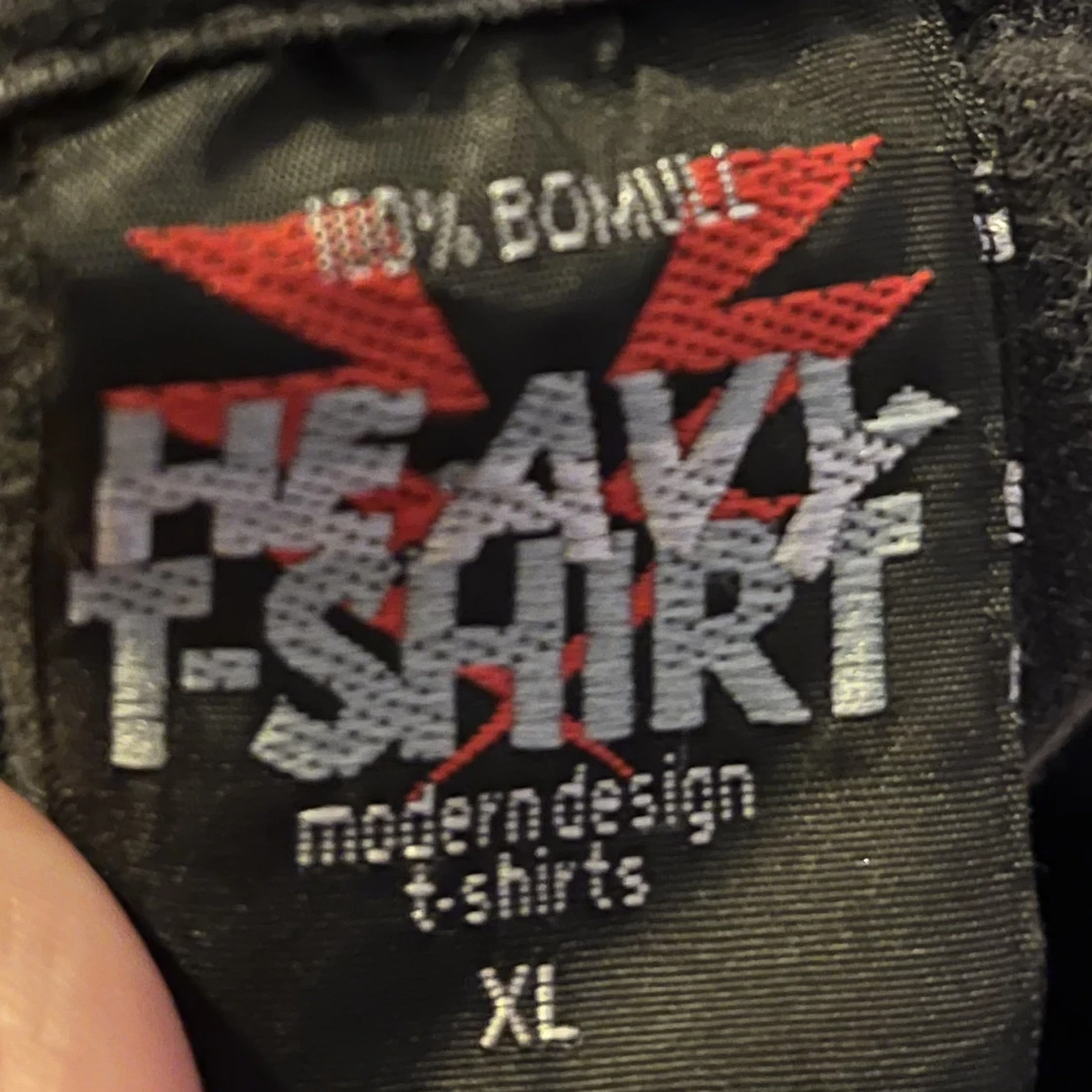 Svart tröja med röda detaljer  - 91