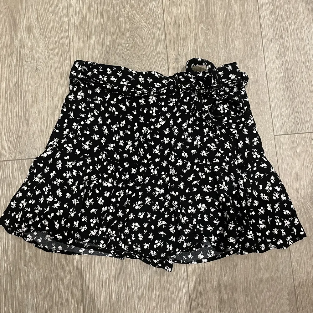 Svart blommig kjol från Zara (med inbyggda shorts). Älskar denna men säljer på grund av att den blivit för liten. Storlek M men skulle säga att den passar en xs-s bättre. . Kjolar.