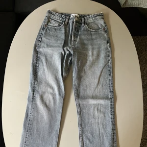Jeans - Snygga midrise jeans från zara, för små därför jag säljer dem. De är i en grå/blå färg💙 köparen står för frakt!
