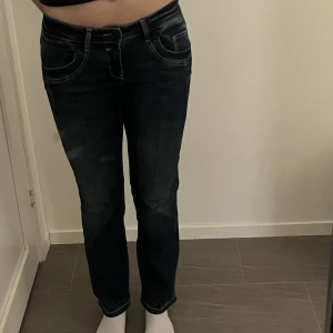 Low waist jeans  - Mörkblåa low waist jeans med detaljer på bakfickorna. Nästan aldrig använda pga för korta på mig.