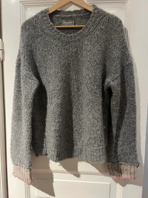 Zadig & Voltaire tröja - Grå stickad tröja från Zadig. Köpt i Holland som Limited edition plagg. Kommer tyvärr aldrig till användning. Står storlek L med passar snyggt oversized för mig som har xs/s