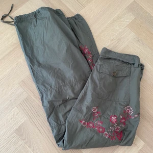 Cargo byxor - Tryck gärna på köp nu :) Cargo byxor med Blom detaljer, storlek 29 men passar de flesta då det är knytning i midjan. Längd 84 och från märket ”jackpot”. Älskar verkligen dessa men behöver pengar 🙃 