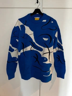 Tröja i Jacquard från Zara - Schysst tröja från Zara i samarbete med spanska designern Jaime Hayón. Den är i storlek M, och knappt använd