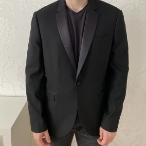 Topman svart smokingkavaj  - Helt nya Topman svart smokingkavaj. Nypris i butik 1349kr!! Har i 3 olika storlekar 38, 40 och 44.  Dom är oöppnade och kommer i original paket. Skriv om ni har frågor!