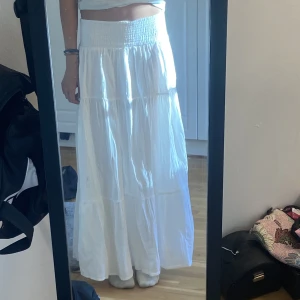 Långkjol/maxikjol - Så fin långkjol med prislapp kvar från bikbok! Aldrig använd utan endast testad! Kjolen är 98cm lång💕