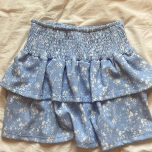 Minikjol - Mini kjol från Ginatricot💕Helt ny, aldrig använd. Strl 134/140 men passar även Xs-Xxs💕