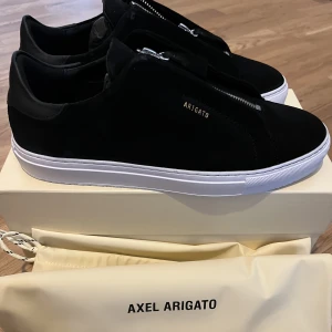 Axel Arigato - Sprillans nya arigatos, aldrig använt pga att dom inte passade mig. Fick dem idag.  Kan tänka mig att gå ner lite i pris.