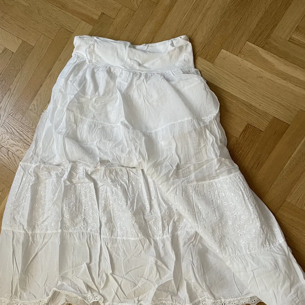 Säljer denna fina långa kjol inköpt i Palma. . Kjolar.
