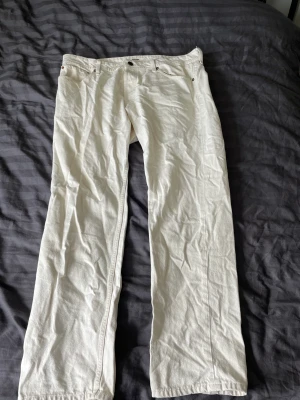 Jack and jones jeans - Dessa sommarjeansen kan bli dina för endast 219kr. Det är inte bara sommarjeans utan funkar utmärkt om du vill kamouflera dig i snön på vintern. Jeansen är knappt använda så underbart skick🙌🏻