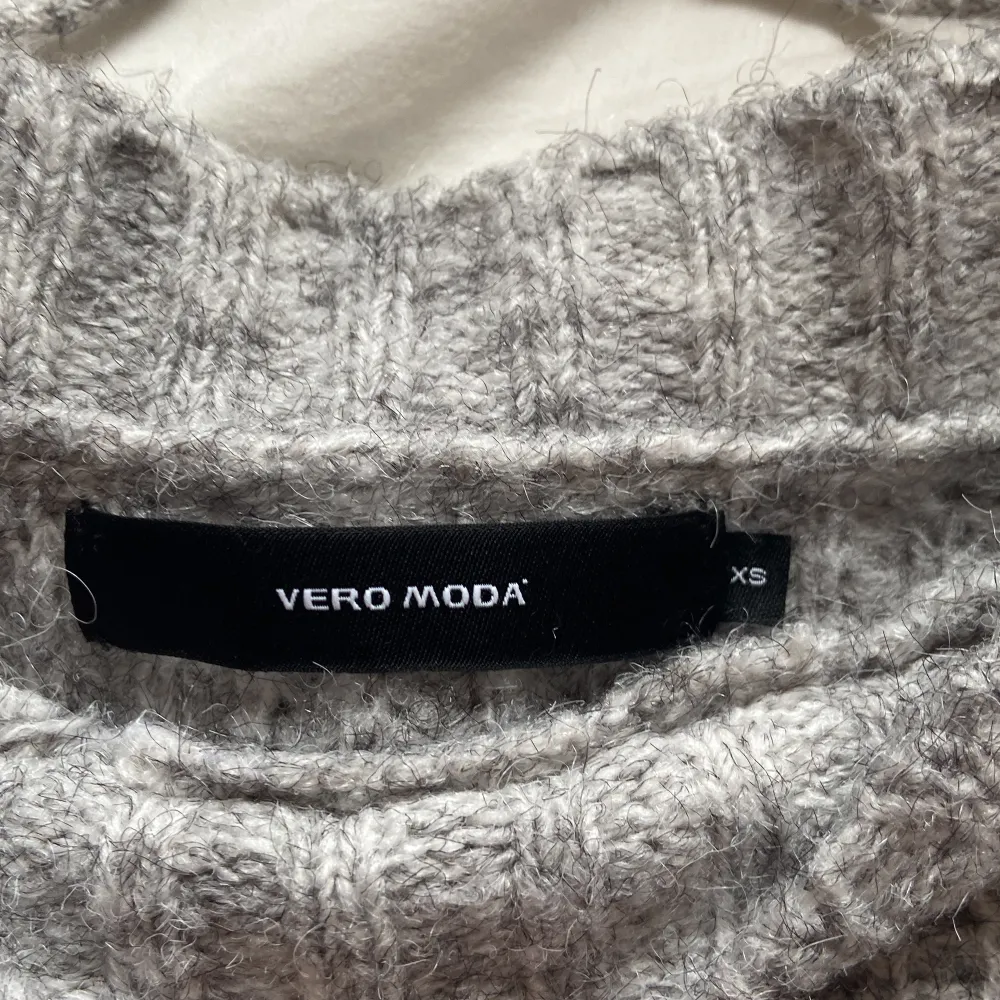 Stickad tröja från Vero Moda , fint skick💕. Tröjor & Koftor.